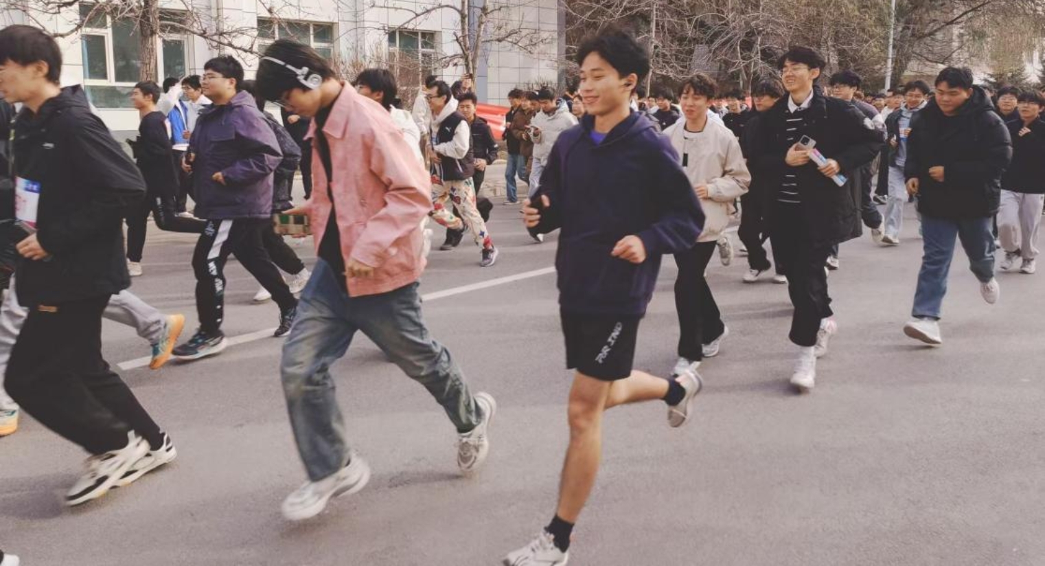 挑战自我 弘扬体育精神 ——米乐体育
举办师生冬季长跑活动